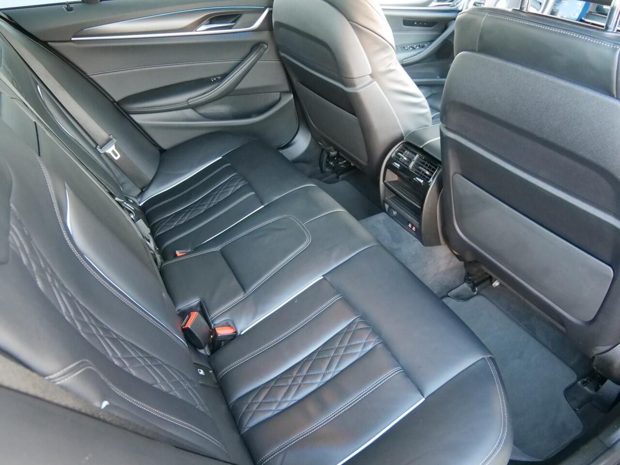 BMW 5-SERIE 520e Business Edition Plus 204 Pk Automaat Navi / Leer / Schuidak / Camera / Apple Carplay / M-pakket