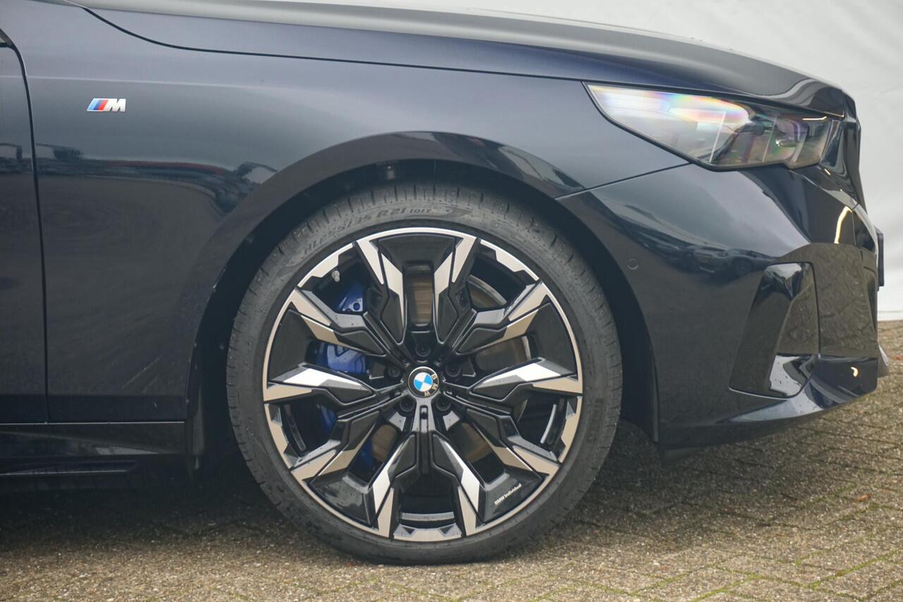 BMW 5-SERIE Touring 550e xDrive M Sport | Trekhaak / Bowers & Wilkins / Panoramadak / Head-up / 360*Camera's / Comfort Access