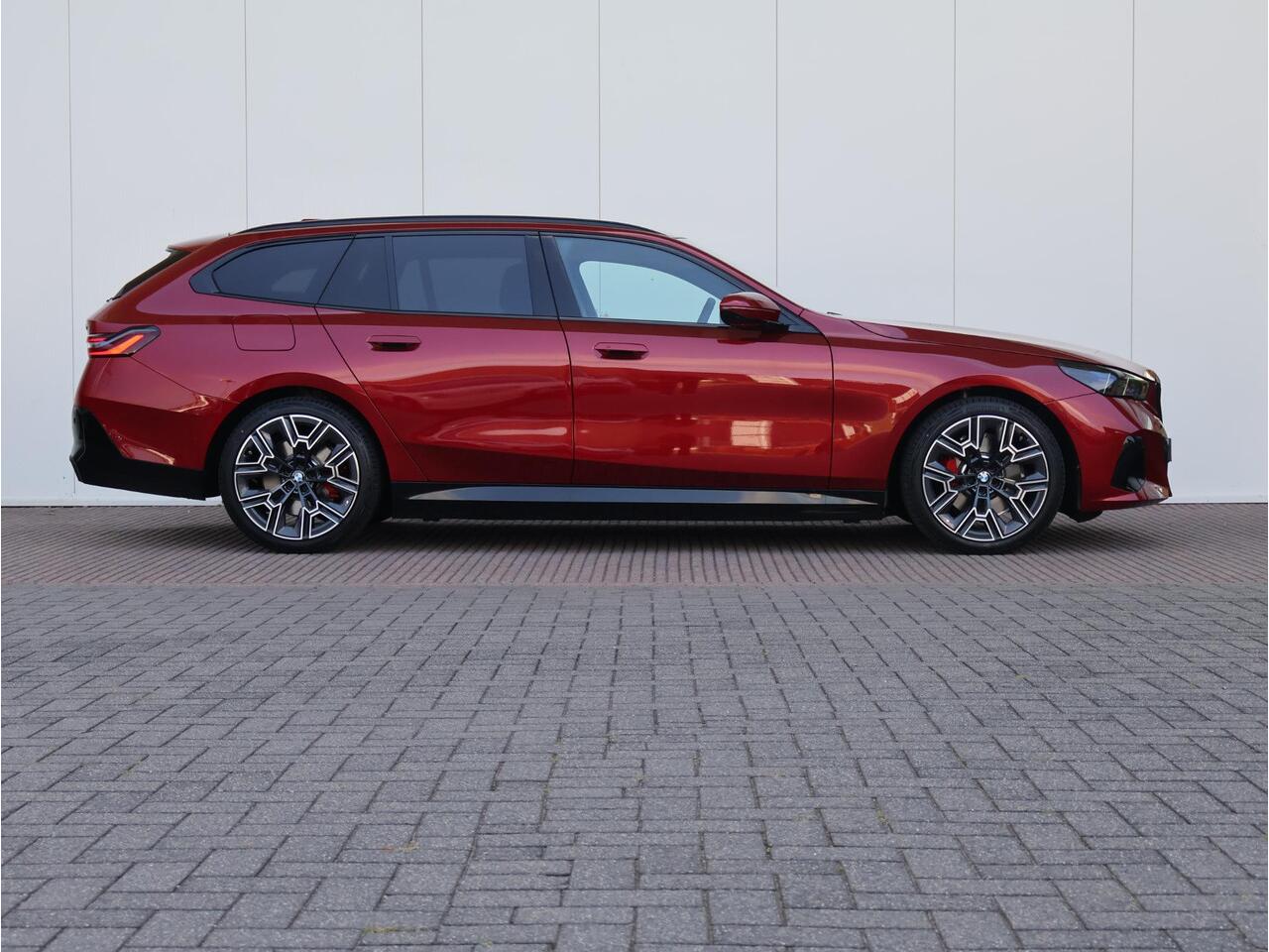 BMW 5-SERIE Touring 530e M Sportpakket Pro/ Stuurwiel verwarmd/ Comfort Access/ Elektrische Trekhaak/ panoramadak/ Stoelventilatie voorstellen/ Bowers & Wilkins