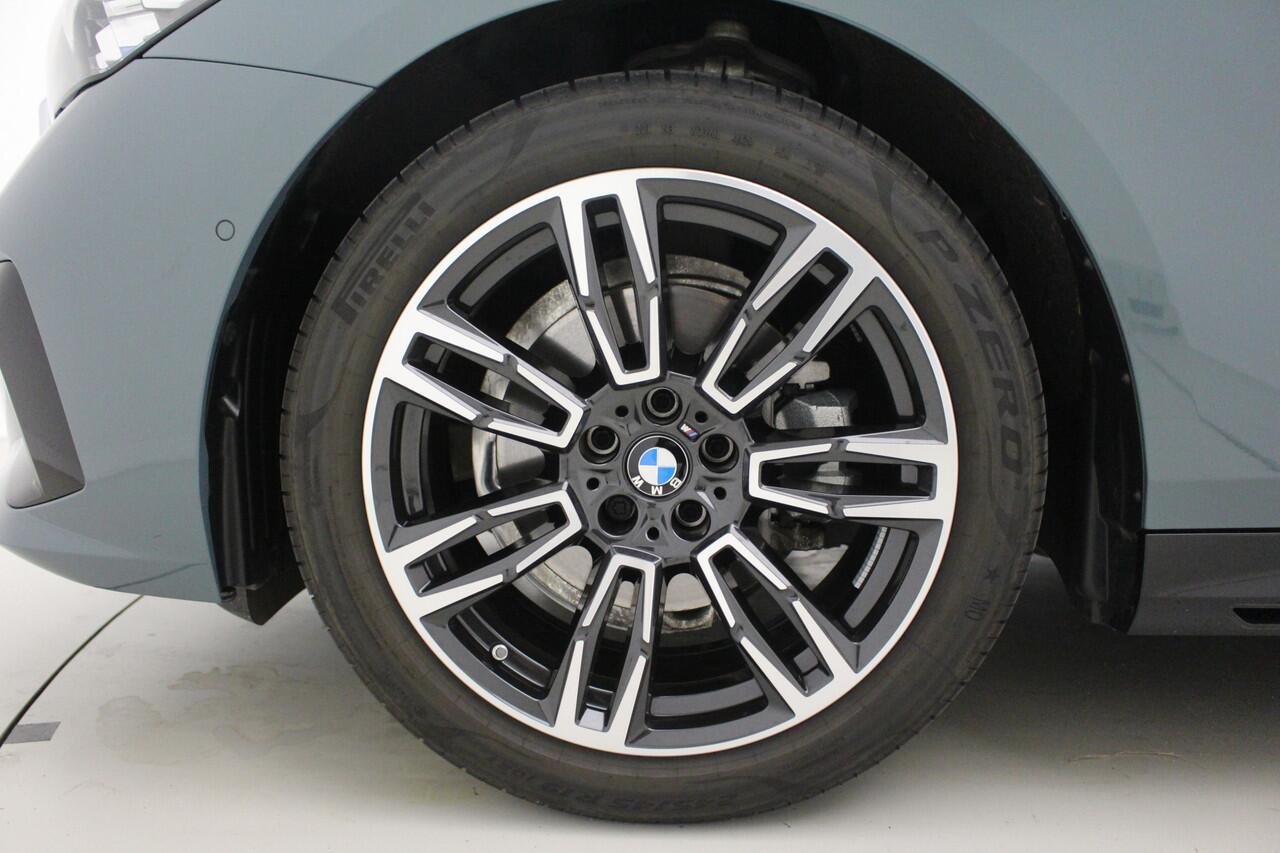 BMW 5-SERIE Touring 520i M-Sport | 19" | Panorama | Driving Assistant Plus | Harman Kardon | Trekhaak