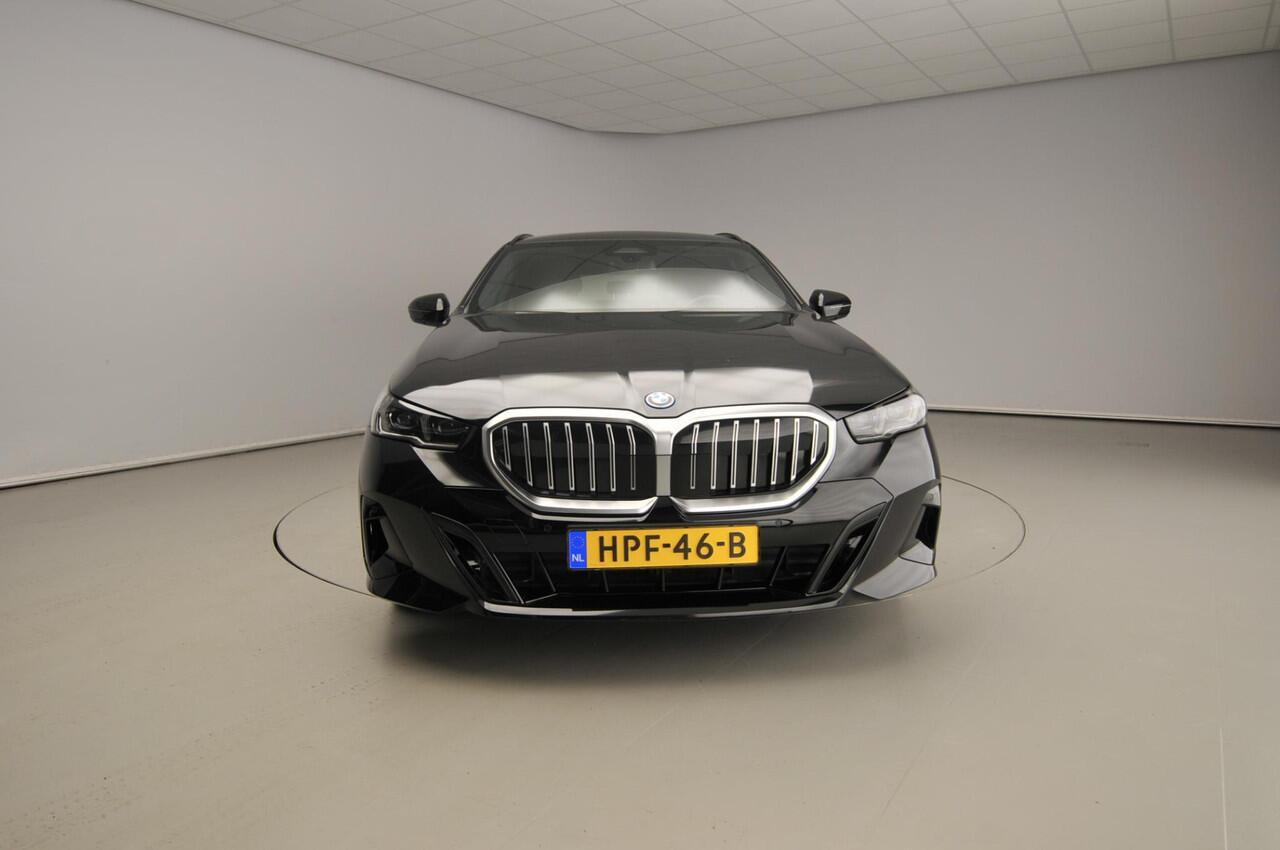 BMW 5-SERIE Touring 530e | M-Sportpakket | LED | Navigatie | Panoramadak | Trekhaak | Sportstoelen | DAB | Harman-kardon sound | Alu 19 inch