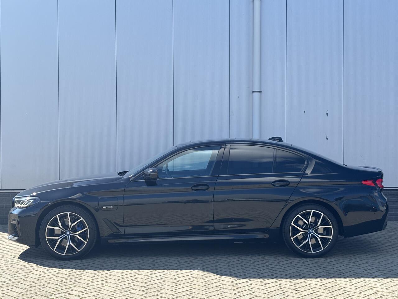 BMW 5-SERIE 530e xDrive M-Sport Pro | M-stoelen | Harman/Kardon | Schuifdak | Adaptive |