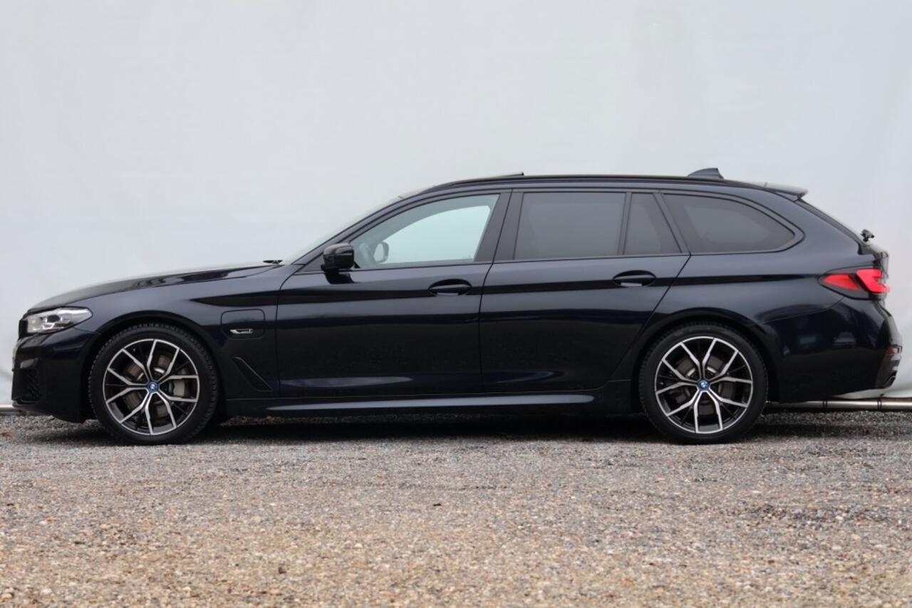 BMW 5-SERIE Touring 530e M-Sport - 292 pk **Pano / Trekh / Head up / Harman Kardon