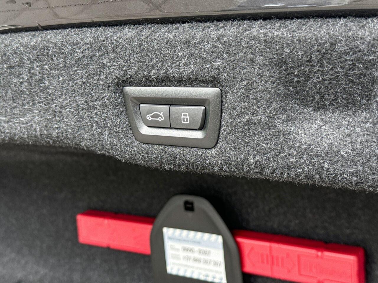 BMW 5-SERIE Sedan 530e M Sportpakket Pro / Innovation Pack / Travel Pack / Comfort Pack / Panoramadak / Trekhaak