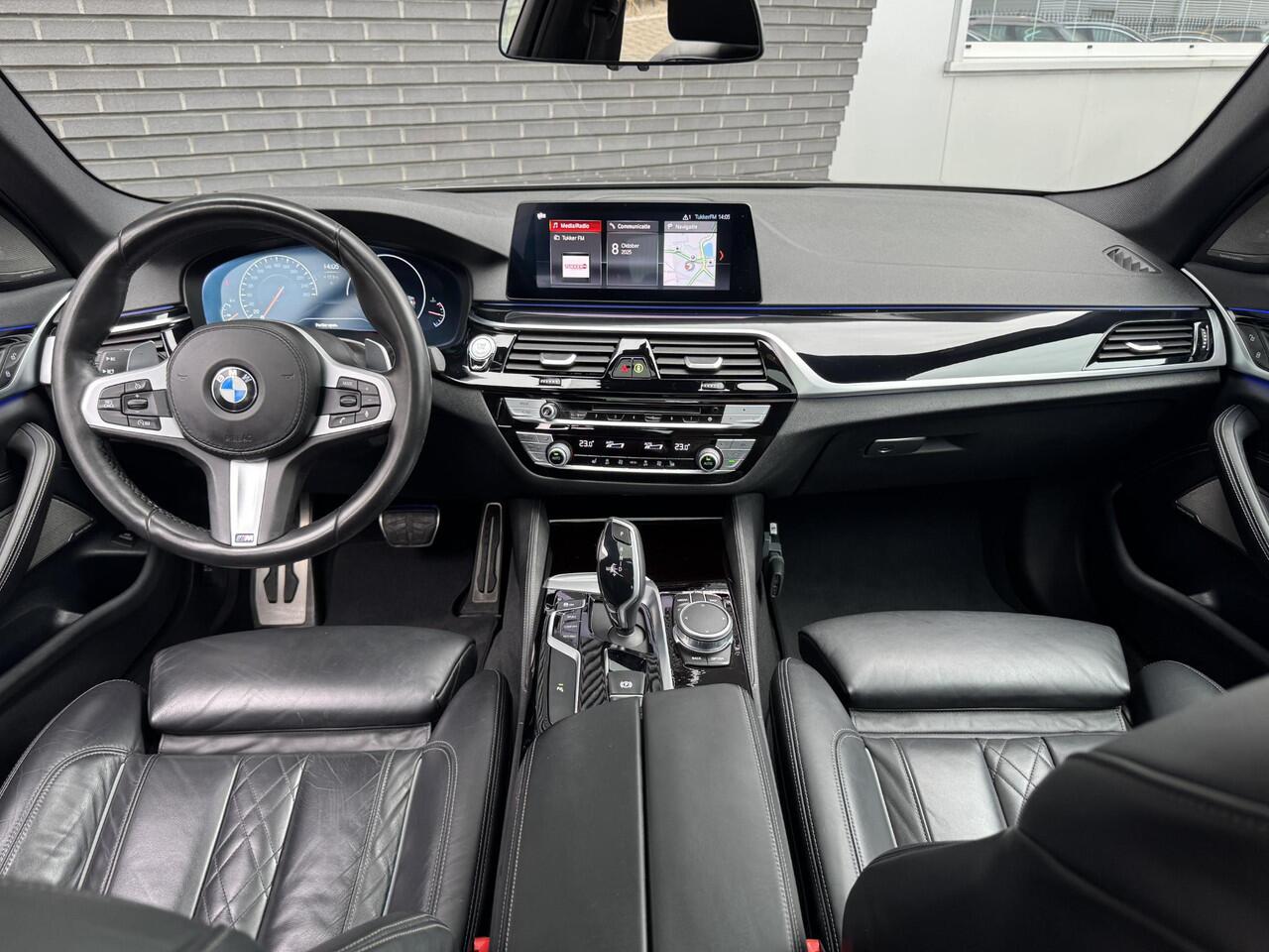 BMW 5-SERIE Sedan 530i High Executive M Sport Pakket Automaat / Navigatie Professional / Schuif-/kanteldak / Harman Kardon / Comfortstoelen / Soft Close / Head-Up Display / 20 Inch / Leder / Active Steering