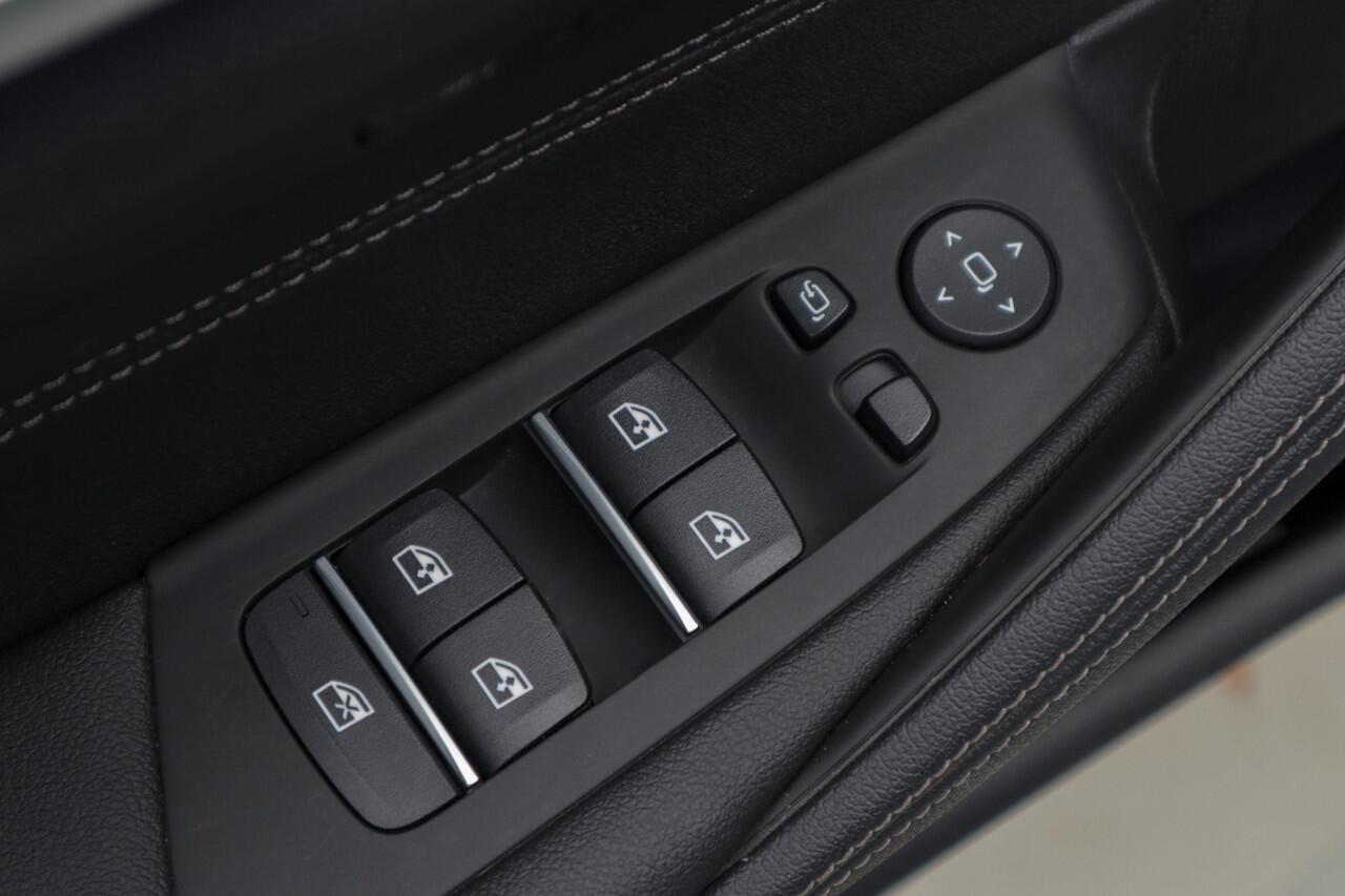 BMW 5-SERIE Touring 520i Mpakket HUD Navi Elektr. achterklep Camera Carplay Virtual Elektr. uitklapbare trekhaak Matrix ACC Stoelverwarming DAB Climate (3-zone) PDC Memory LM velgen BTW auto