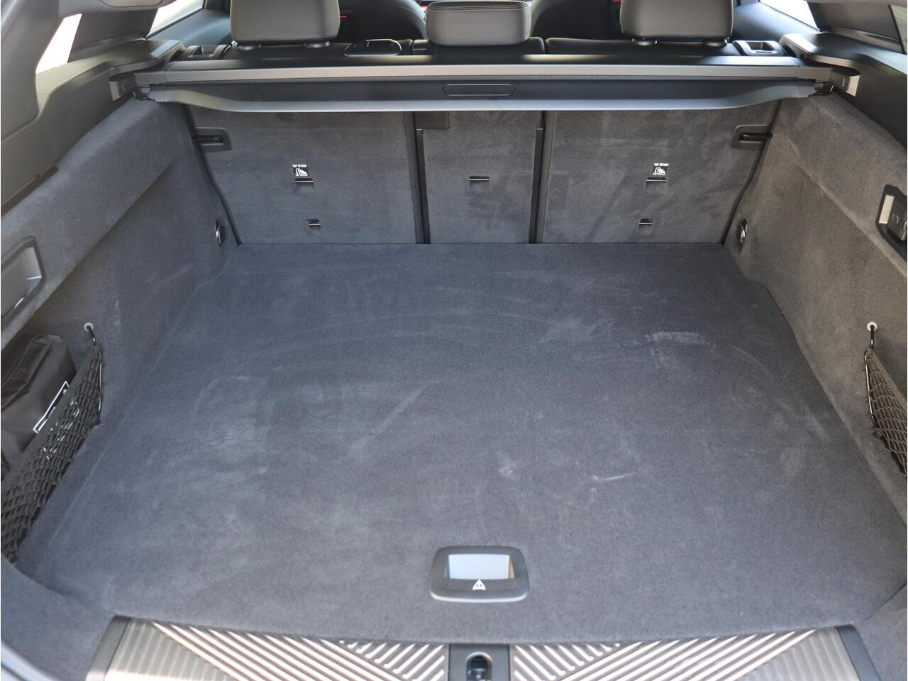 BMW 5-SERIE Touring 530e | M Sportpakket Pro | Driving Assistant Prof. | Trekhaak | Panodak | Bowers & Wilkins | Comfortstoelen | Parking Assistant Plus | 20'' LMV