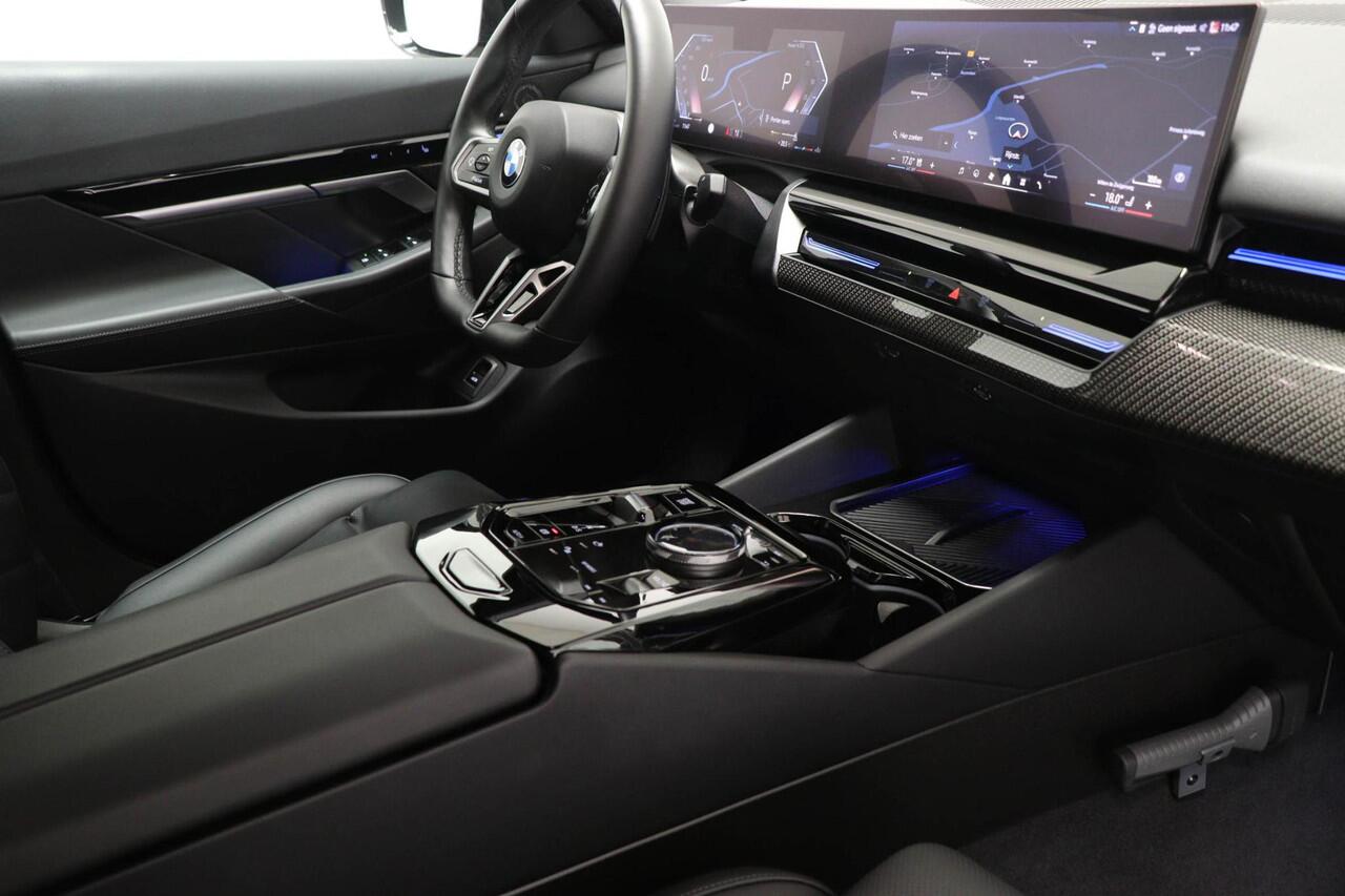 BMW 5-SERIE 520i M-Sport | COMFORT / INNOVATION / TRAVEL- PACK | HEAD UP | STOELKOELING | STUURVERWARMING | 360 CAMERA