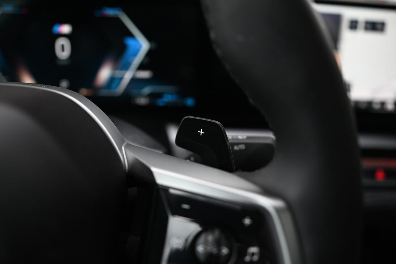 BMW 5-SERIE 550e xDrive M Sport Automaat / Panoramadak / Stoelverwarming / Adaptieve LED / Driving Assistant / 19" LMV