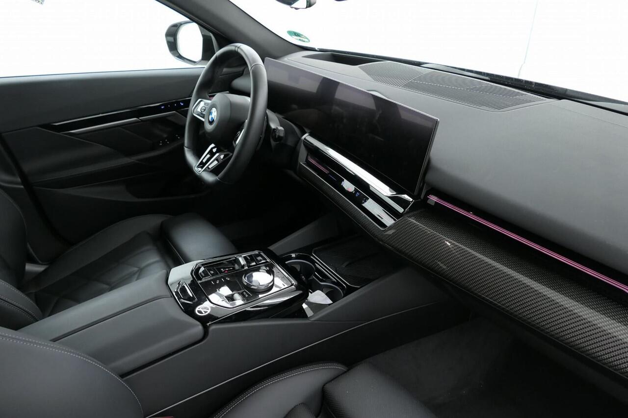 BMW 5-SERIE Touring 520i M-Sport | Driving Assistant Professional | Trekhaak | Standkachel | Carbon int. lijsten | Harman Kardon