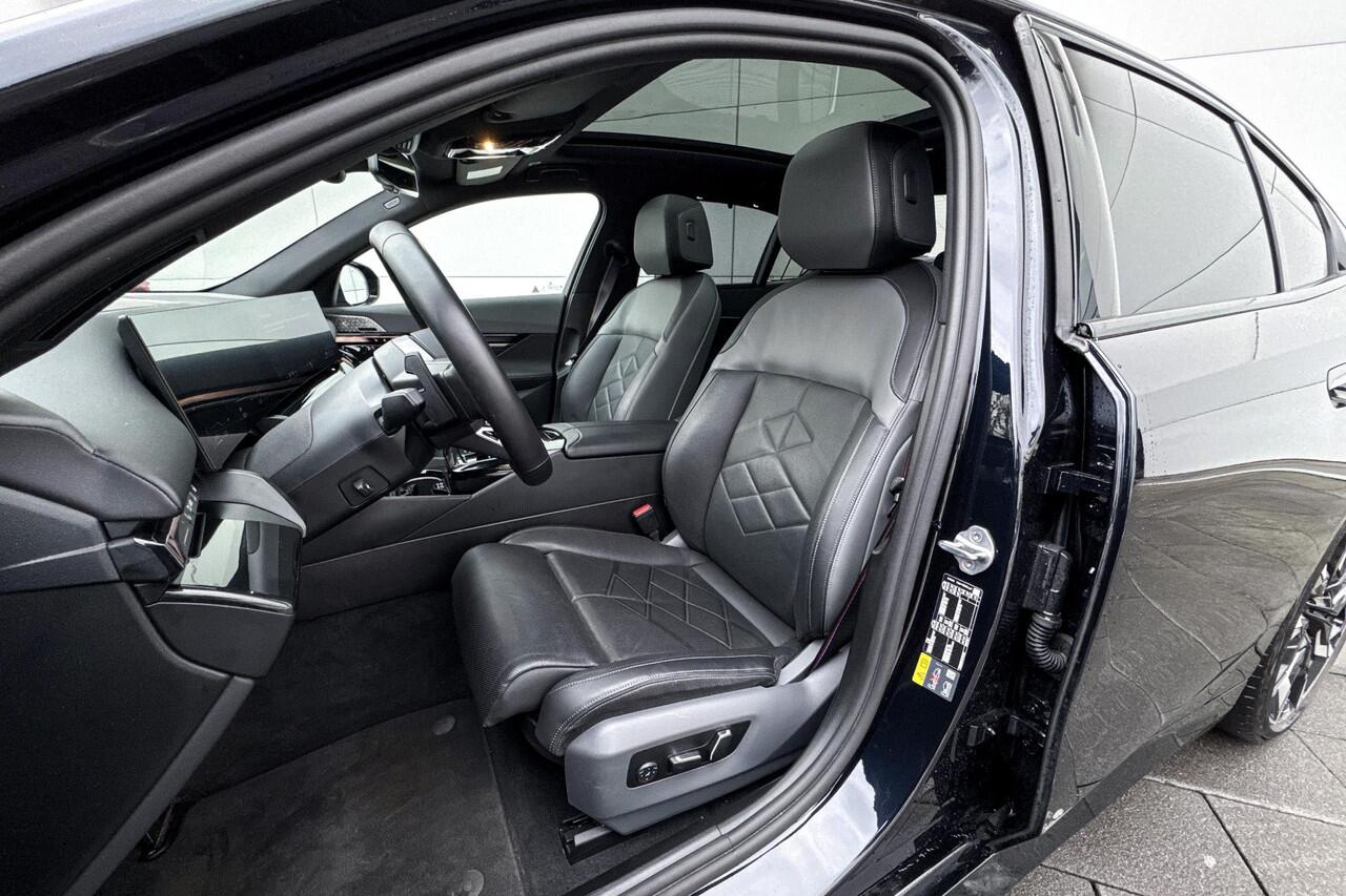 BMW 5-SERIE Sedan 550e xDrive M-Sport PRO | Trekhaak | Adaptive M-Onderstel | Panoramadak | Bowers & Wilkins