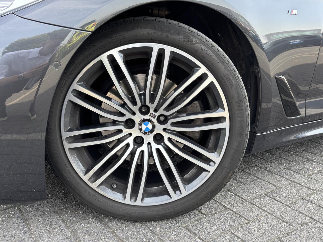 BMW 5-SERIE 520i High Executive M Sport Automaat / Achteruitrijcamera / Adaptieve LED / M Sportonderstel / Live Cockpit Professional / Parking Assistant