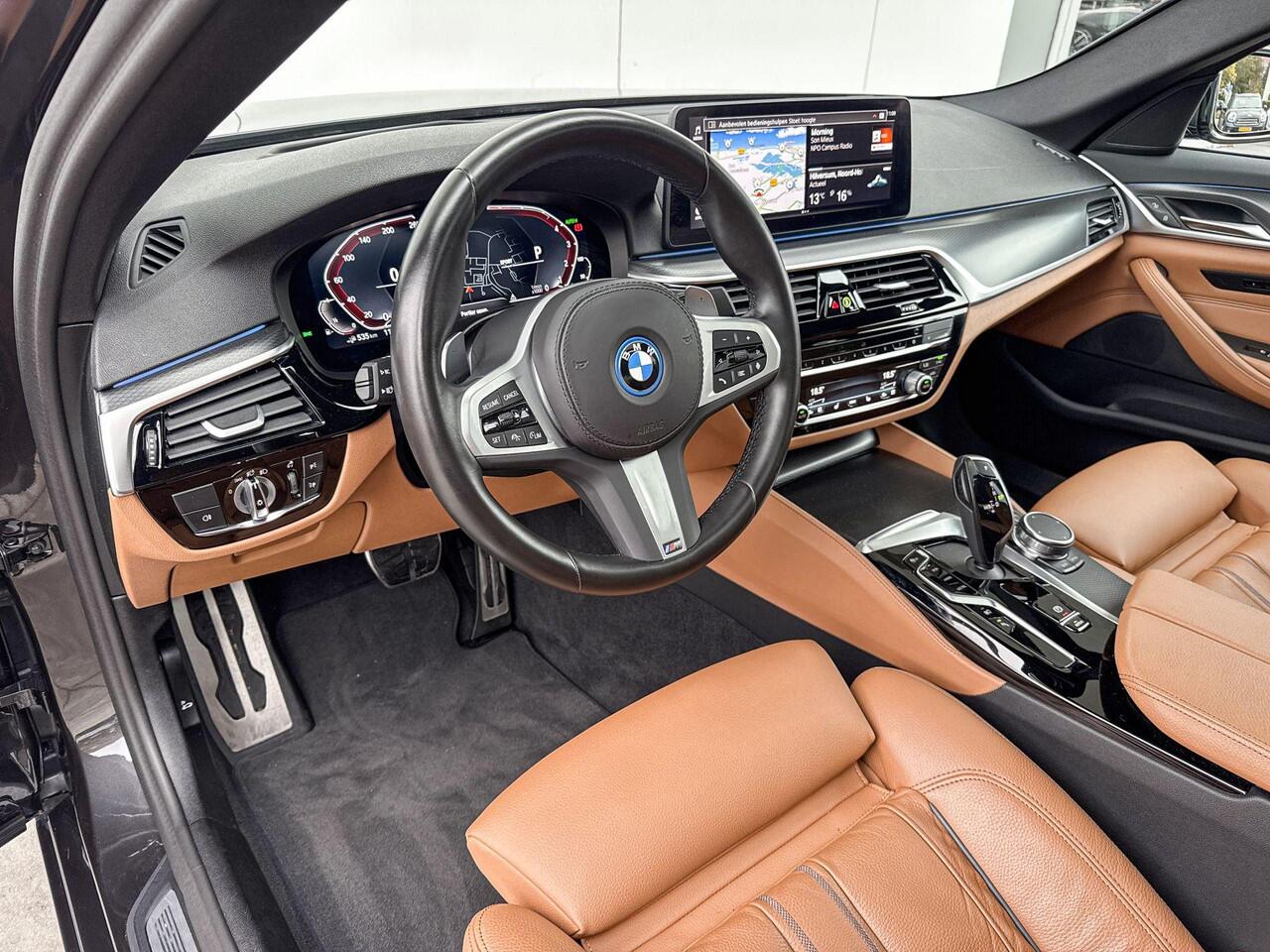 BMW 5-SERIE Sedan 530e High Executive M-Sport Head up Display / Hifi / 20inch / Getinte Ramen Achter / Driving Assistant / Stoelverwarming / Active Cruise Controle / Glazen Schuifdak