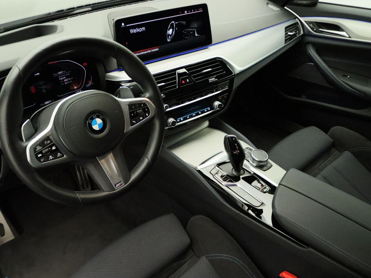 BMW 5-SERIE Sedan 540i M Sportpakket | Laserlicht | Head-Up Display | Harman Kardon | Elek. Stoelen met Geheugen | 20"