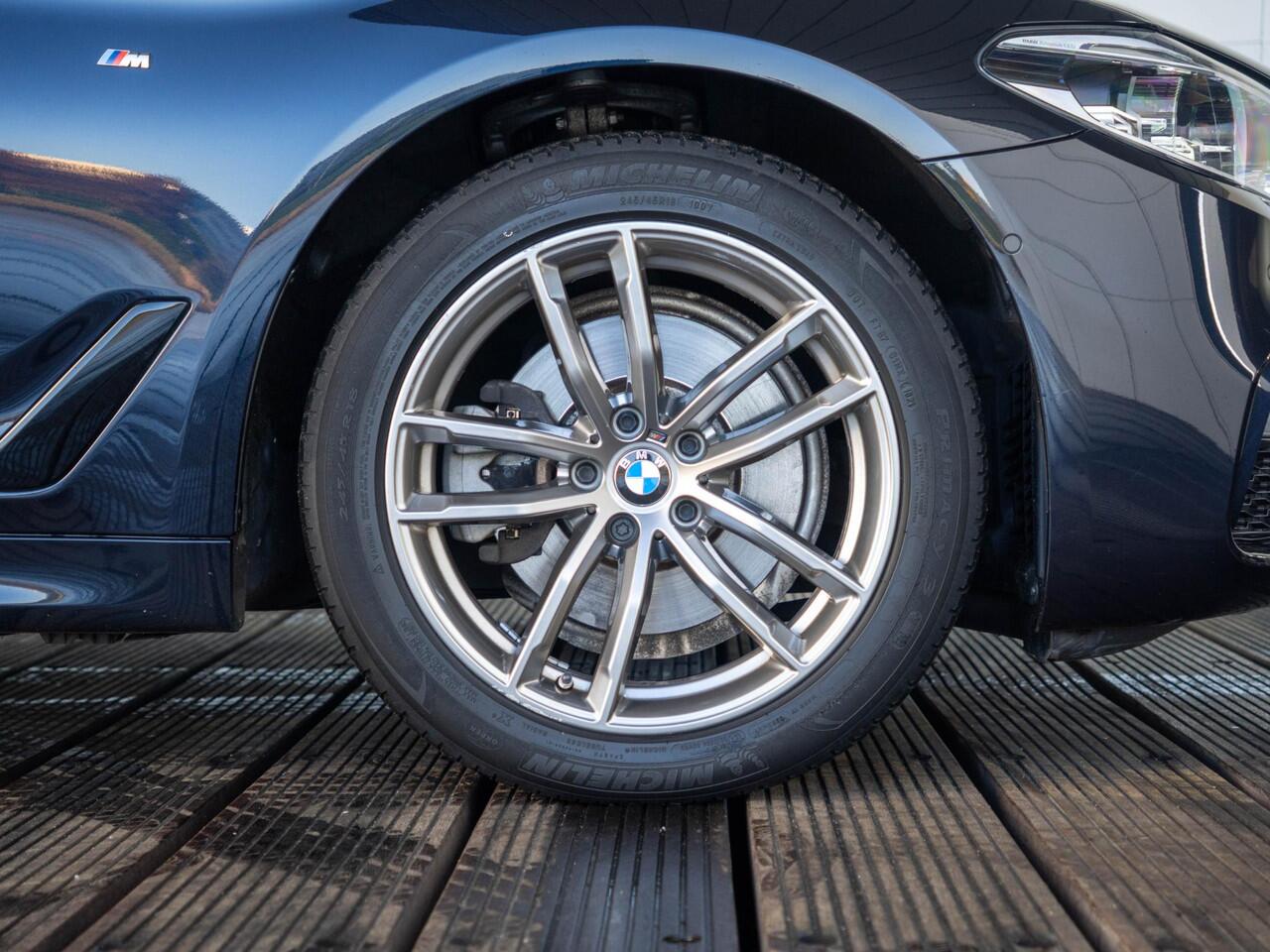 BMW 5-SERIE Sedan 520i | High Executive | M Sportpakket | Stoelverwarming | BMW Laserlicht | PDC | Trekhaak