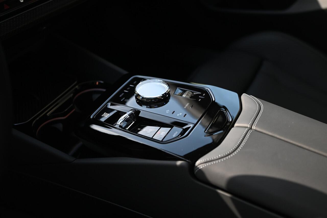 BMW 5-SERIE Touring 530e M Sport Automaat / Trekhaak / Adaptieve LED / Stoelventilatie / Parking Assistant / Stoelverwarming / M Sportonderstel