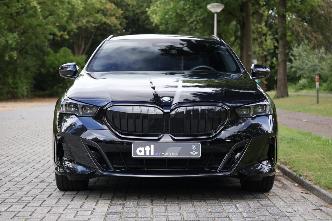 BMW 5-SERIE Touring 540d xDrive M-sport | Pano | HUD | Bowers & Wilkins | Keyless | 21" | Iconic Glow | Elektrische Trekhaak |360 | Standkachel | Adap Cruise | Veganza Zwart interieur | etc.