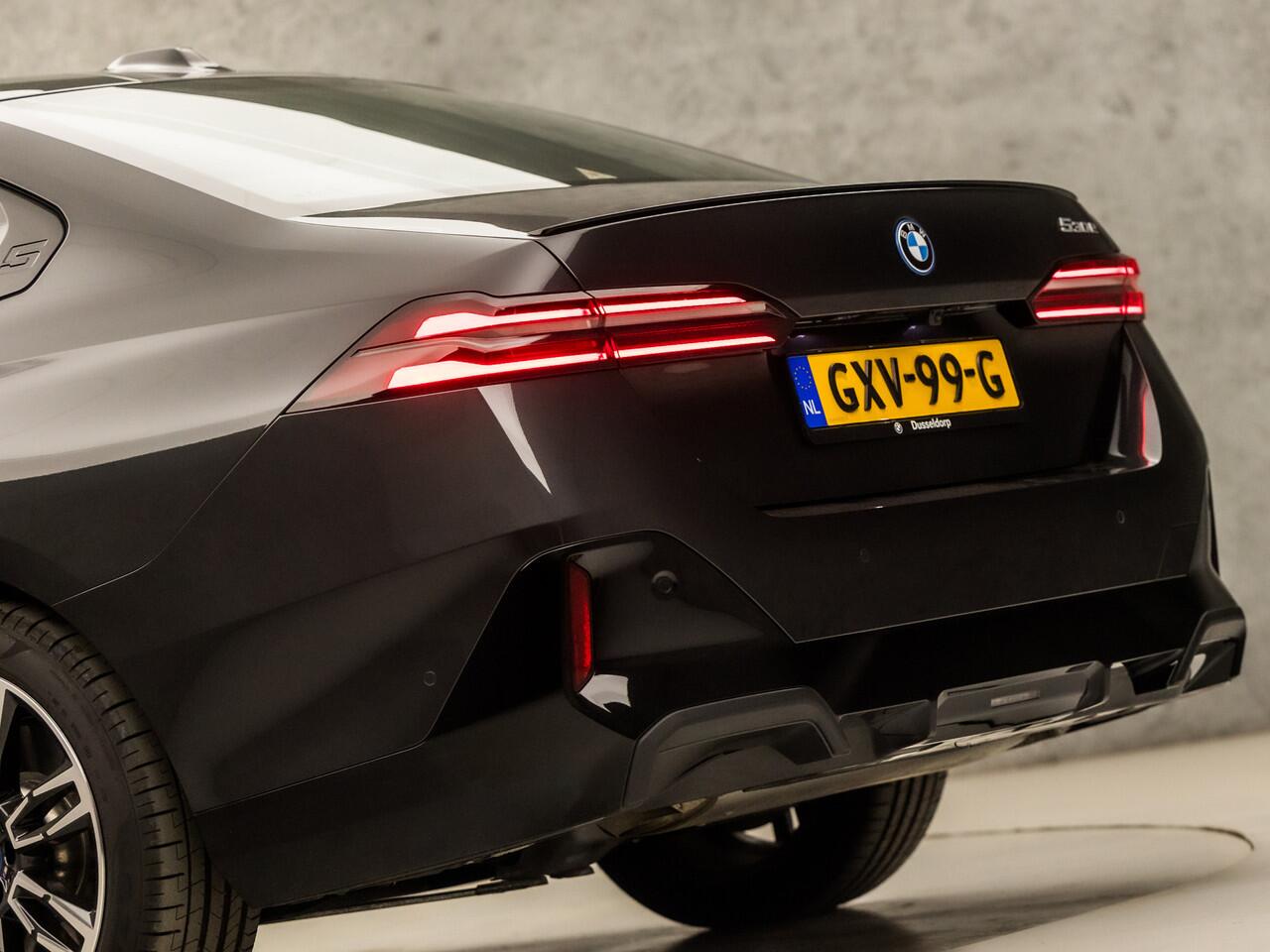 BMW 5-SERIE 530e M Sport 300Pk Automaat (SCHUIFDAK, M PAKKET, LUCHTVERING, HEAD-UP DISPLAY, COMFORTSTOELEN, STOELKOELING, 360 CAMERA, ADAPTIVE CRUISE, HARMAN/KARDON, NIEUWSTAAT)