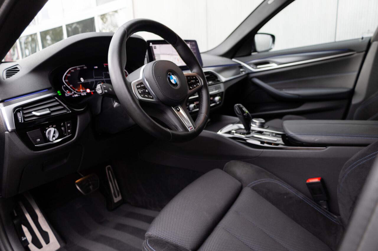 BMW 5-SERIE Touring 520d 191 pk High Executive M-Sportpakket / Facelift/ Sport-Stoelen/ Stoel.Verw/ Adap.Cruise/ Stuur.Verw/ Apple-Carplay/ Camera/ 19 '' LMV
