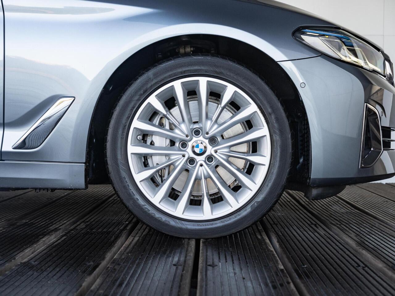 BMW 5-SERIE Sedan 540i | High Executive | Luxury Line | Parking Pack | 18 inch | Comfort Access | Driving Assistant | BMW Laserlight | Active Cruise Controle