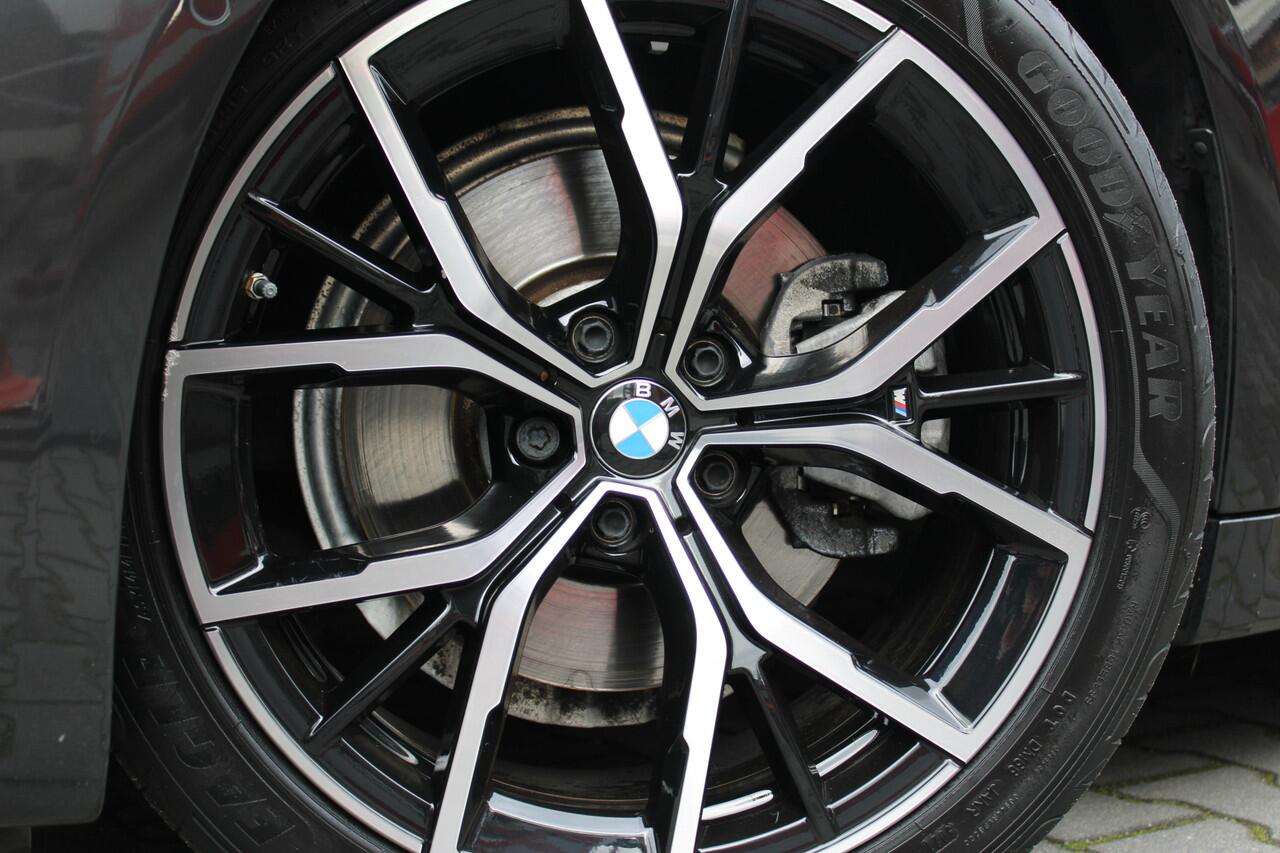 BMW 5-SERIE 520i Business Edition Plus M-Sport - Schuif kanteldak - Laserlight - 19 inch Goed onderhouden