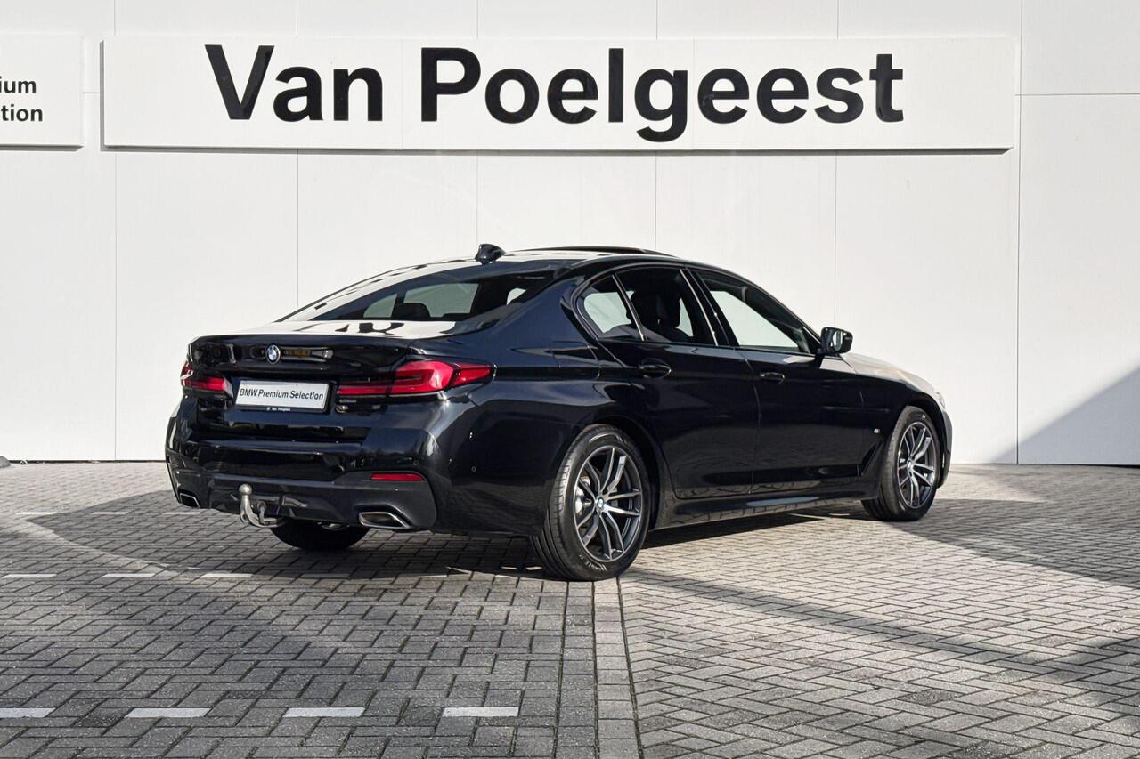 BMW 5-SERIE Sedan 520i M Sport | Trekhaak | Panoramadak