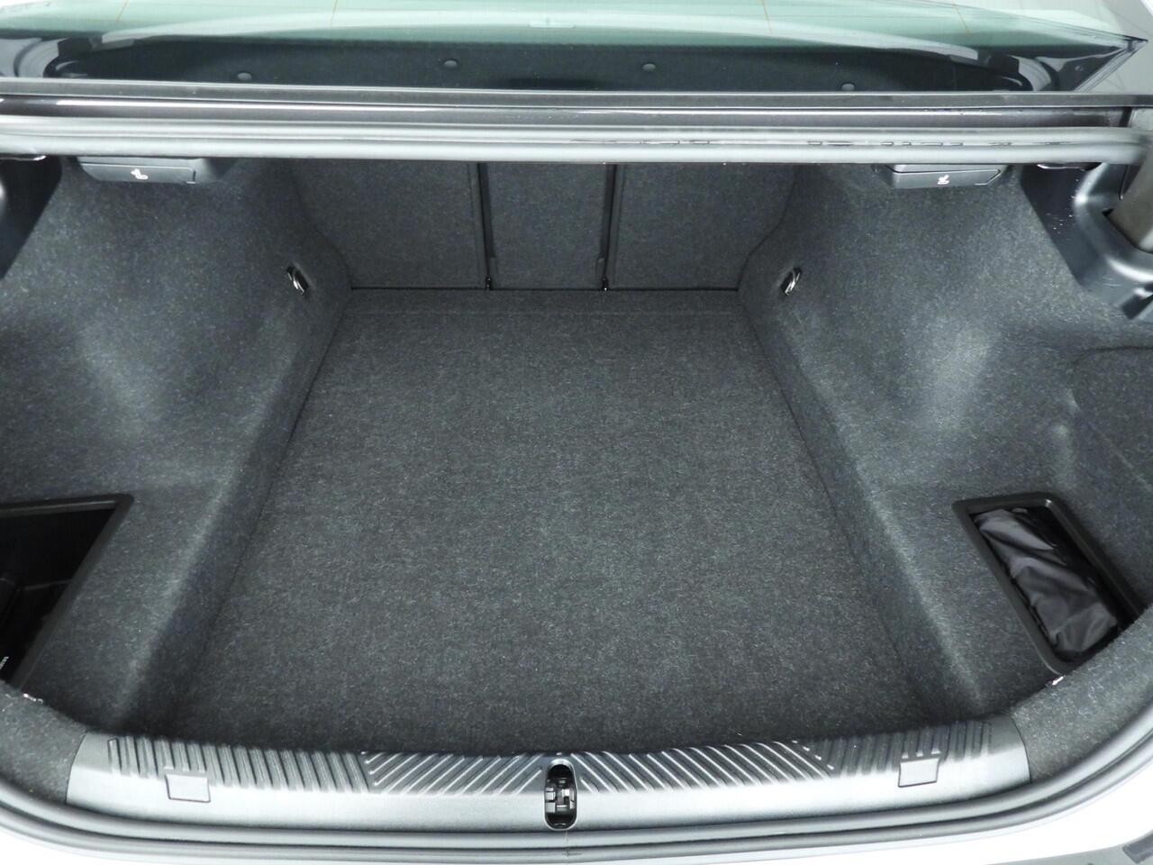 BMW 5-SERIE Sedan 530e | M-Sportpakket | LED | HUD | Schuifdak | Active cruise | Comfortzetels | DAB | Harman-kardon sound | Alu 20 inch