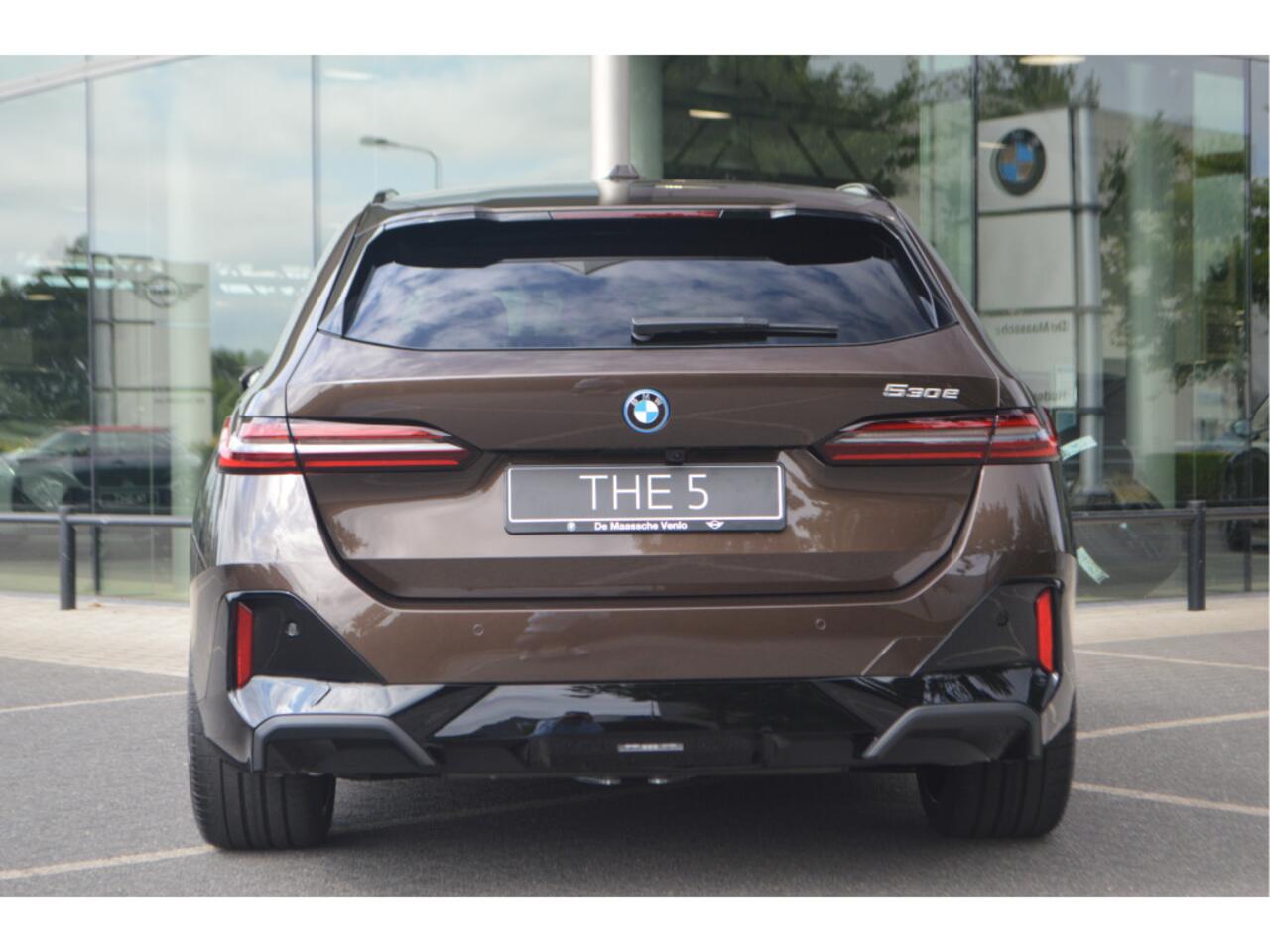 BMW 5-SERIE Touring 530e Automaat / Panoramadak / Trekhaak / Bowers & Wilkins / M Multifunctionele Stoelen / Adaptieve LED / Stoelventilatie / Parking Assistant Plus