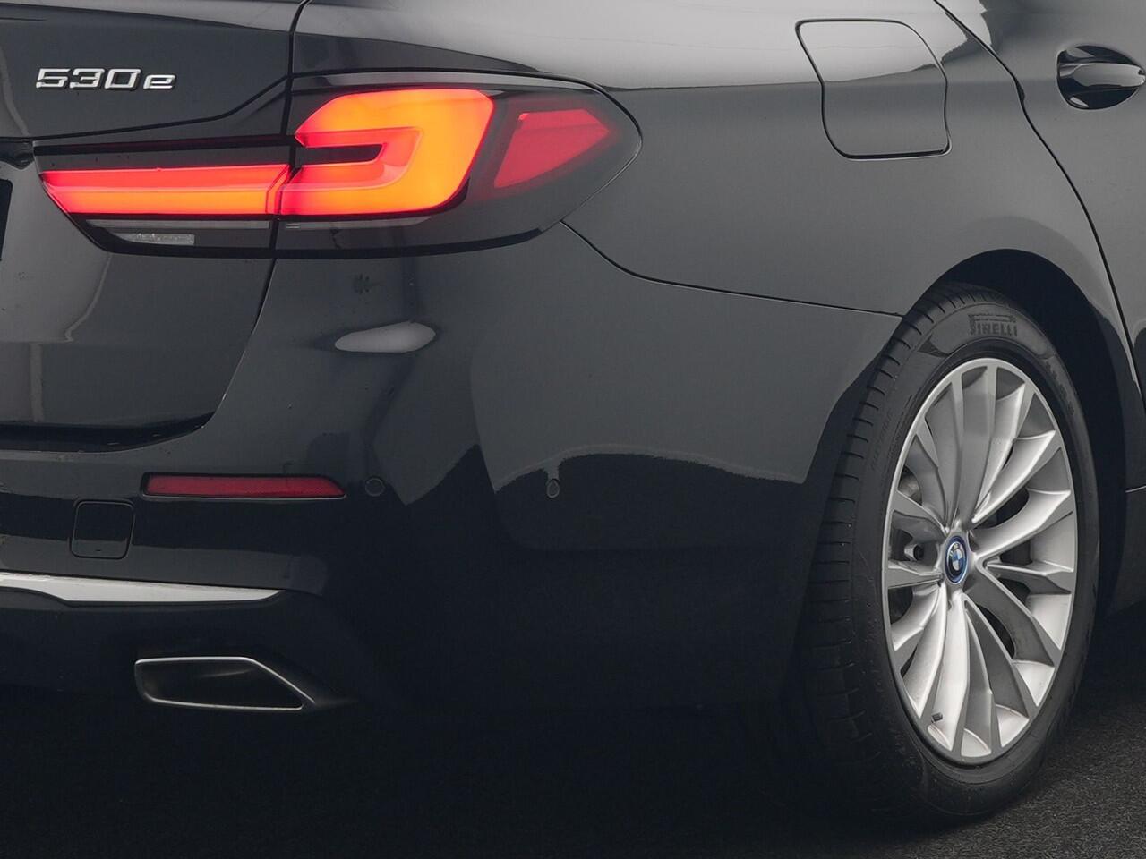 BMW 5-SERIE Touring 530e Luxury Line Plug In Hybrid 294pk Dealer O.H PHEV | Trekhaak Af Fabriek | Panodak | Camera | Lederen Sportstoelen Memory & Verwarmd | Apple Carplay | Cruise Control | Navigatie | Virtual | DAB |