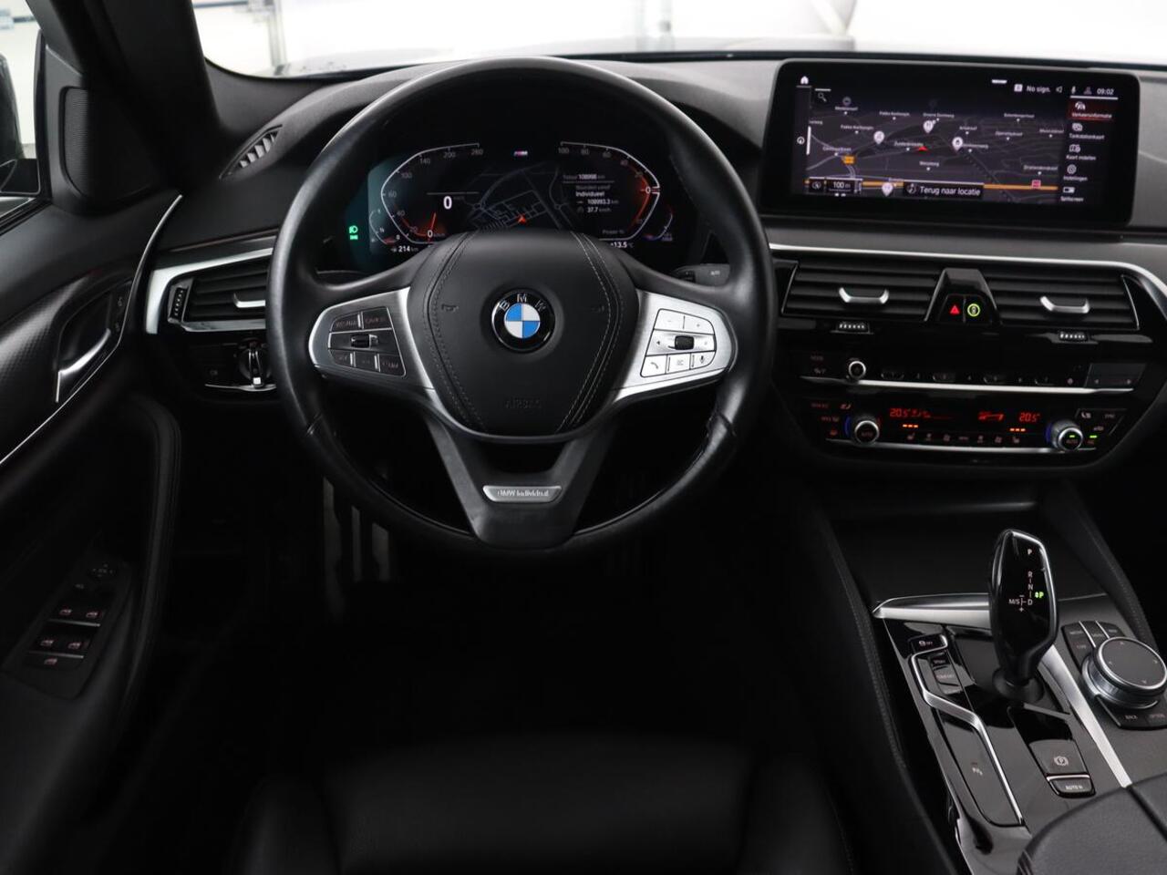 BMW 5-SERIE 520i M Sport | Leder | Stoelverwarming | Carplay | 19'' | Sportstoelen | Live Cockpit | Navigatie | Parkeerhulp | Adaptief LED | Memory | Keyless start