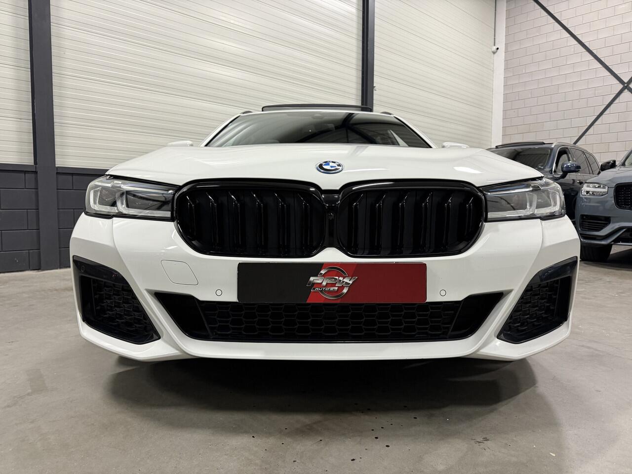 BMW 5-SERIE Touring 530e xDrive M-Sport PANO/LASER/TREKHAAK/HEAD-UP/VOL-LEER SPORT/KEYLESS/19"M-SPORT/CAMERA/SHADOW-LINE/DONKERE-HEMEL/VOLLEDIG BMW DEALER HISTORIE