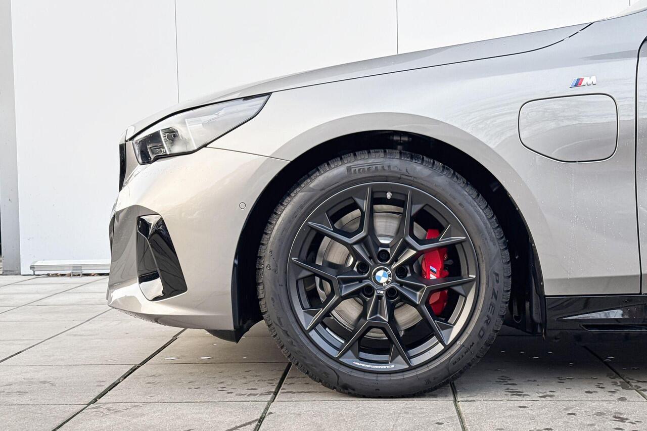 BMW 5-SERIE Touring 530e M Sport M-Sport Pro / Elektrisch Wegklapbare Trekhaak / 20 inch / Driving Assistant Professional / Innovation Pakket / Travel Pack