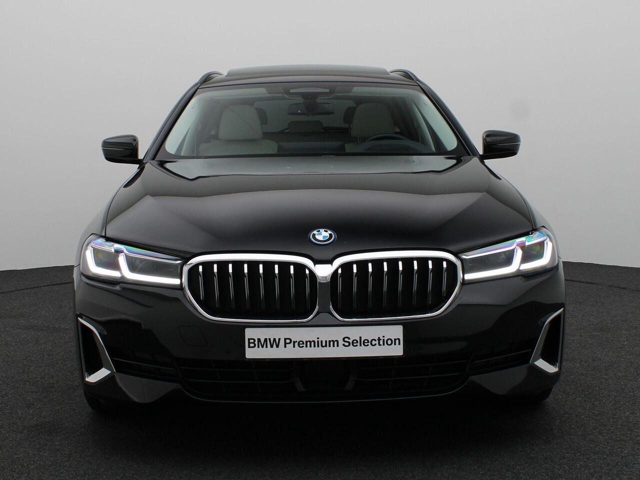 BMW 5-SERIE Touring 530e Luxuryline | Stuurwielrand Verwarmd | Trekhaak | Panoramadak | 4-zone Airconditioning | Driving Assistant Professional | Head-Up Display | 18''