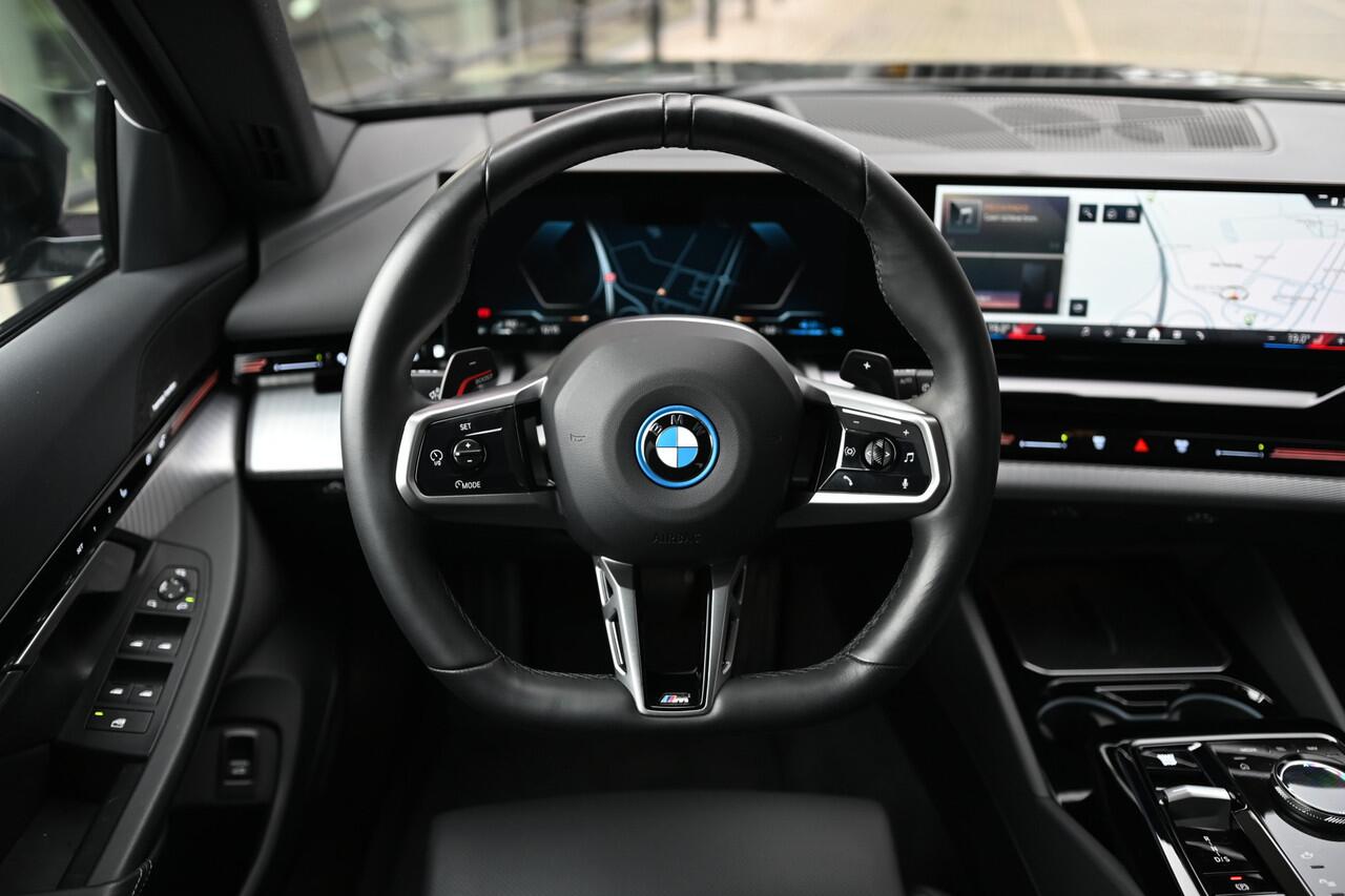 BMW 5-SERIE Touring 530e M Sport Automaat / Trekhaak / Adaptieve LED / Parking Assistant Plus / Stoelventilatie / Comfort Access / Live Cockpit Professional
