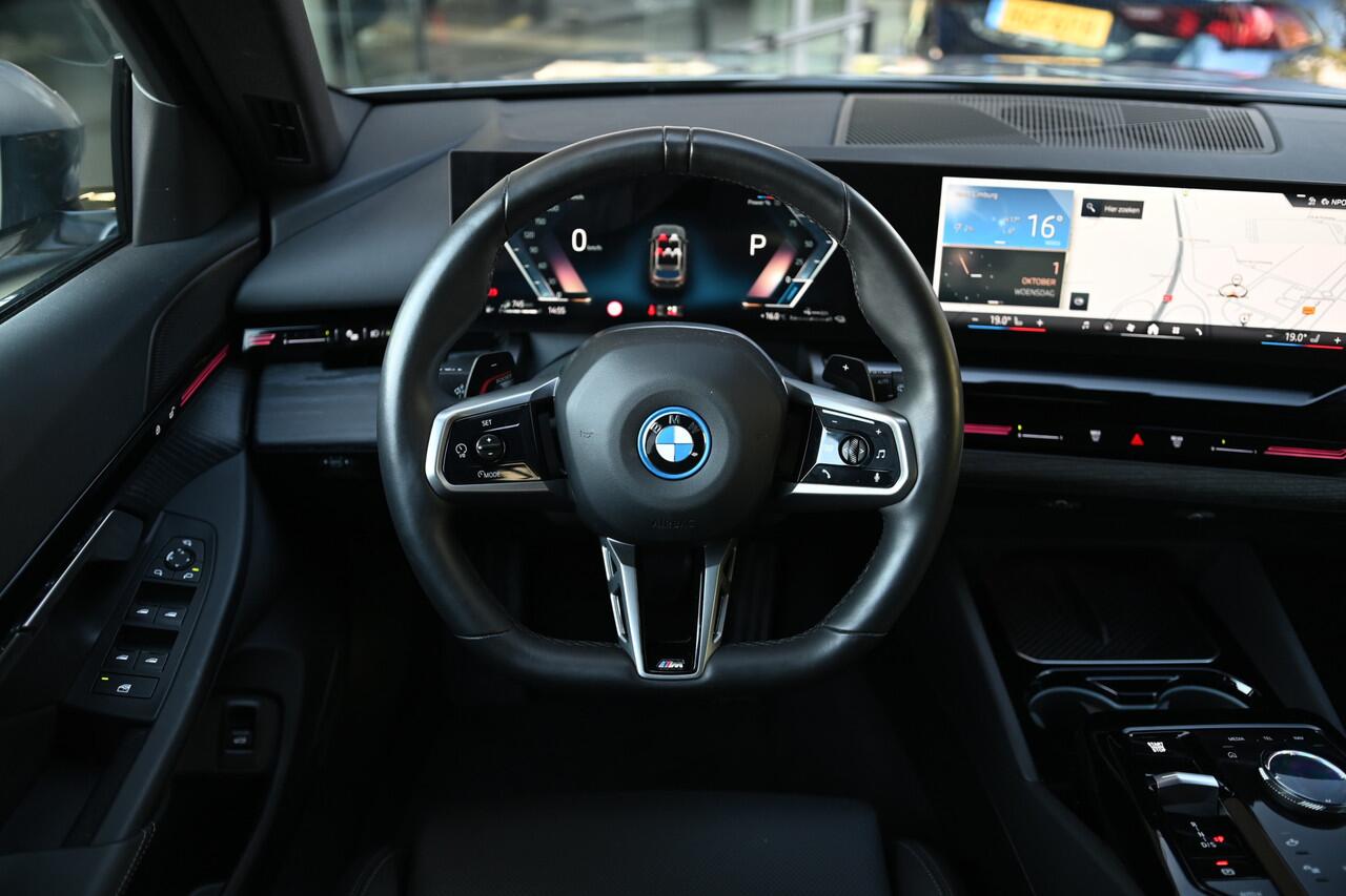 BMW 5-SERIE Touring 530e M Sport Automaat / Trekhaak / Active Cruise Control / Achteruitrijcamera / M Sport onderstel / Comfort Access / Adaptieve LED