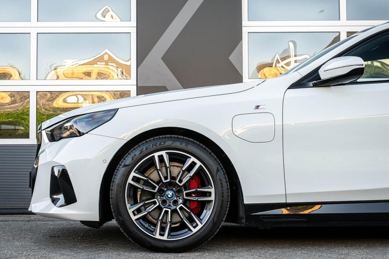 BMW 5-SERIE 530e M Sport Pro | Shadow | Harman/Kardon | Driving Ass. Plus | Trekhaak | Iconic Glow | 19' Inch |