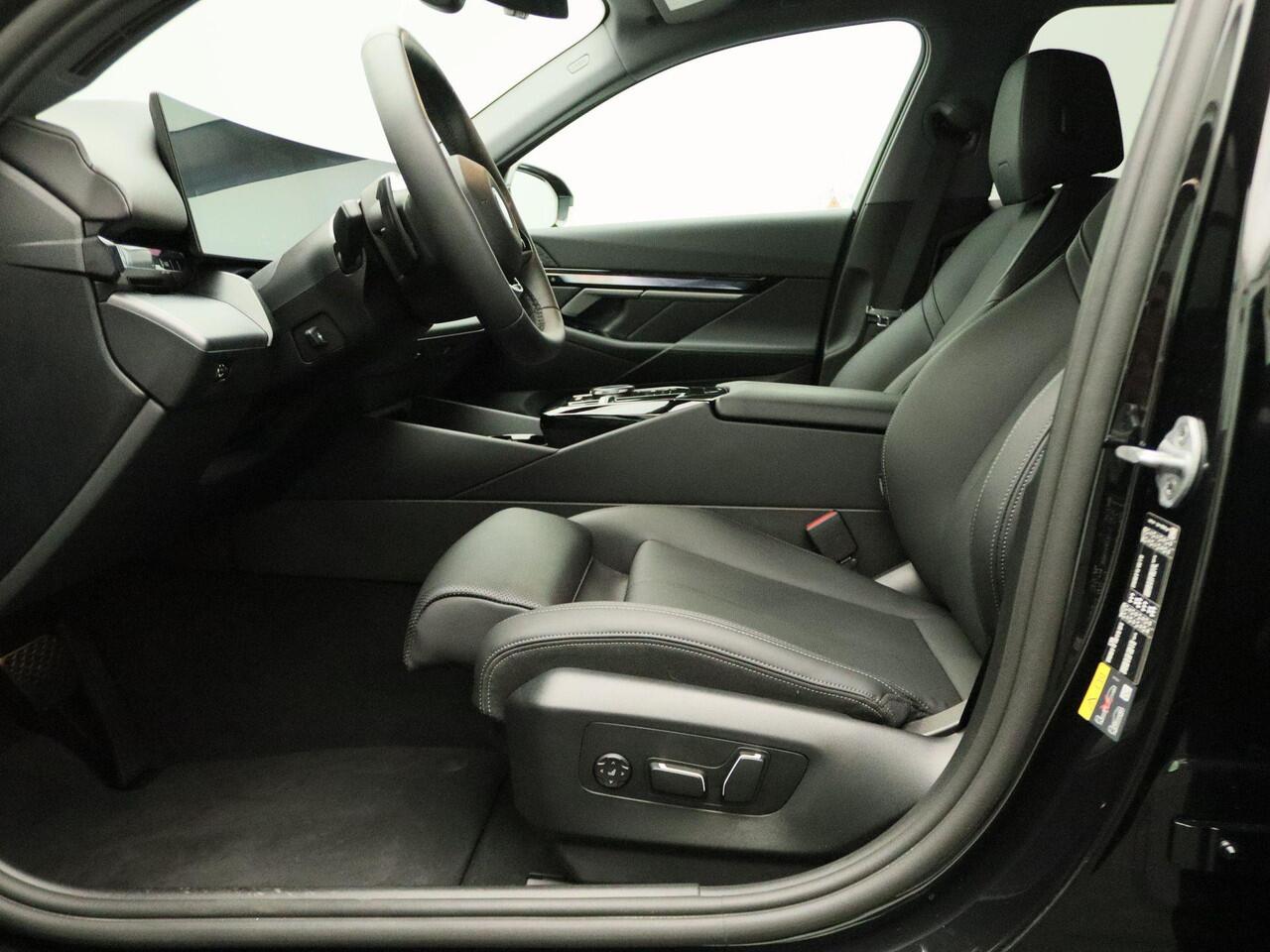 BMW 5-SERIE Touring 550e xDrive Driving Assistant | Achteruitrijcamera | Stoelventilatie | Harman-Kardon | Trekhaak | 19''