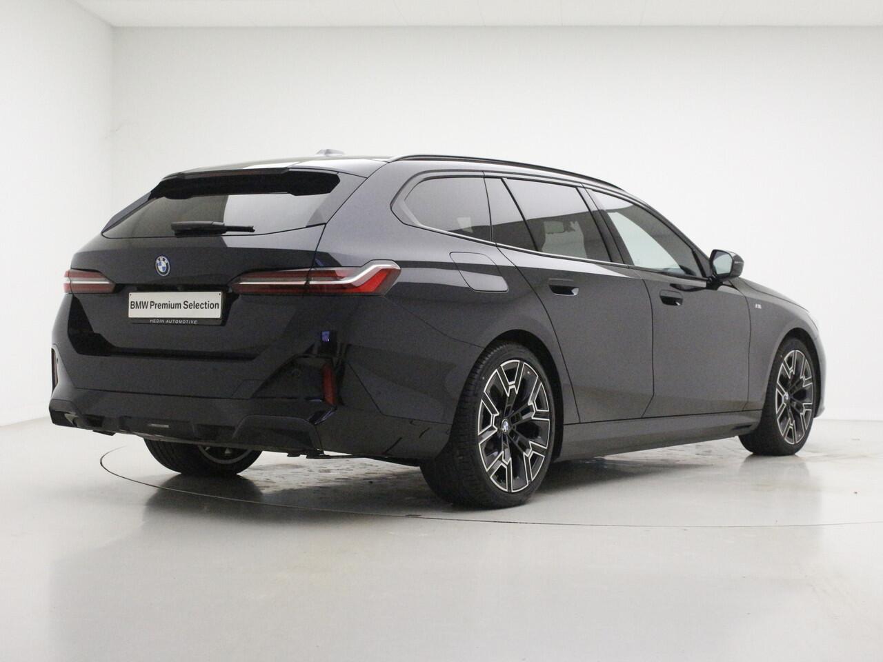 BMW 5-SERIE Touring 530e M-Sport | 20" | Trekhaak | Driving Assistant Plus | Travel Pack | Camera
