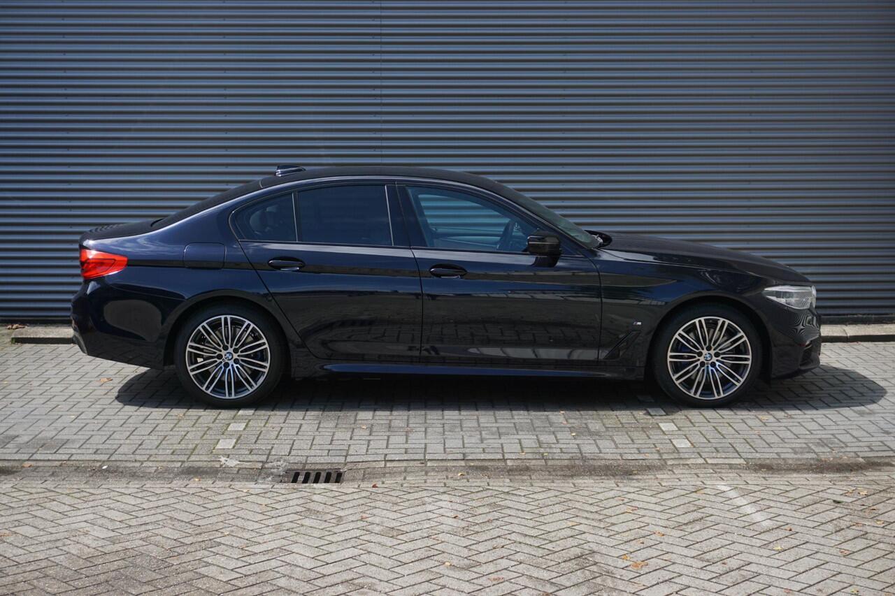 BMW 5-SERIE 530e xDrive M Sportpakket | Entertainment | 19 inch M Dubbelspaak (styling 664M)in Orbit Grey | Pack BMW Head-Up Display | Harman Kardon Surround Sound Systeem |