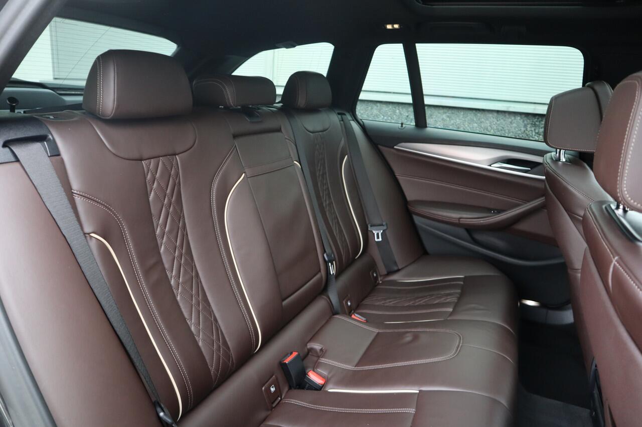 BMW 5-SERIE Touring 520i High Executive M-Sport Leder dashboard / Pano / Individual / Camera / 19inch