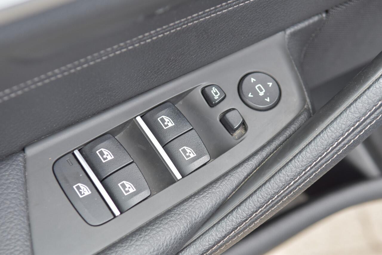 BMW 5-SERIE Touring 520i High Executive Edition * Comfort stoelen * Live cockpit * Grootlicht assistent * Dealer onderhouden *