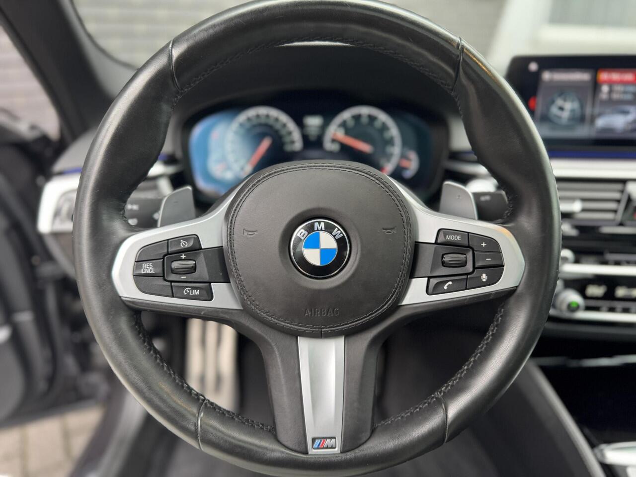 BMW 5-SERIE Sedan 530i High Executive M Sport Pakket Automaat / Navigatie Professional / Schuif-/kanteldak / Harman Kardon / Comfortstoelen / Soft Close / Head-Up Display / 20 Inch / Leder / Active Steering