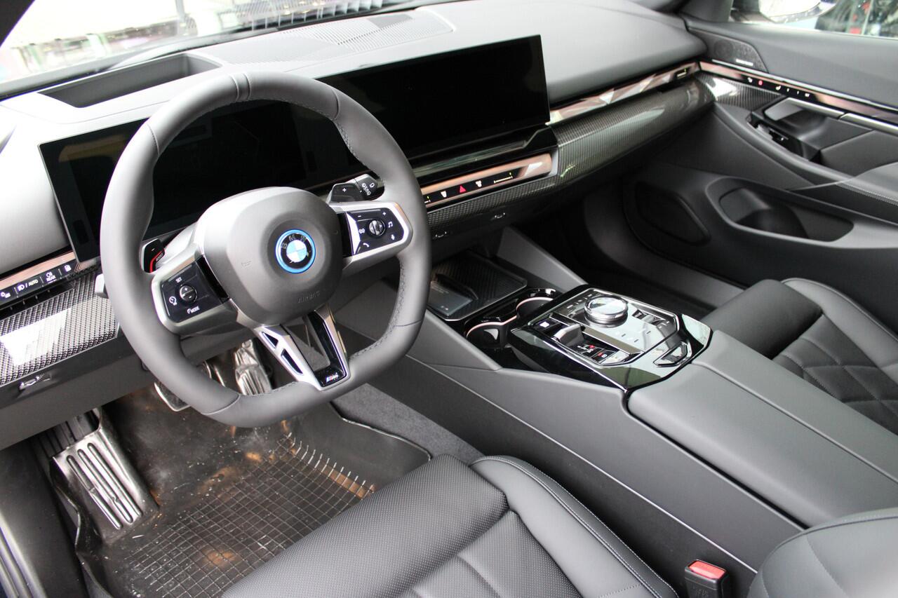 BMW 5-SERIE Touring 530e M Sport Automaat / Panoramadak / Trekhaak / Stoelventilatie / Parking Assistant Plus / Comfort Access / Adaptieve LED / M Sportonderstel / Harman-Kardon