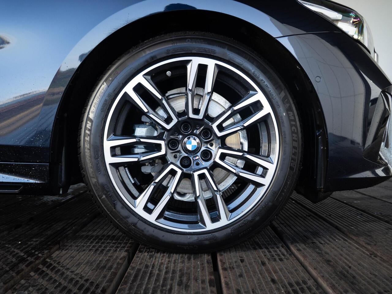 BMW 5-SERIE Sedan 520i | M Sportpakket | Innovation Pack | Stuurwielrand verwarmd | Comfort Access | Panoramadak | Stoelverwarming | Harman-Kardon | Trekhaak