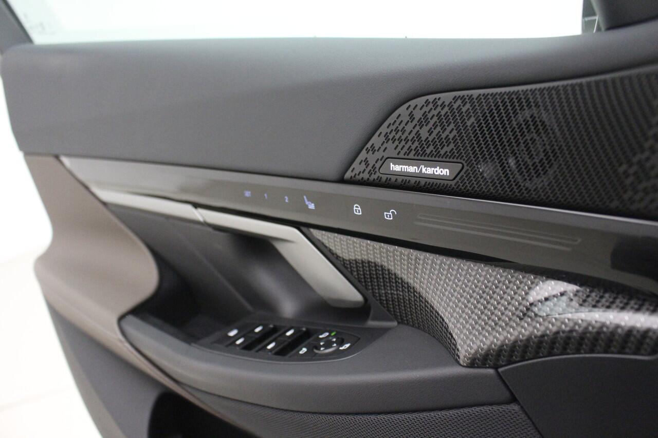 BMW 5-SERIE Touring 520i M-Sport | Driving Assistant Plus | Harman Kardon | Panorama | Standkachel | Trekhaak | Mild Hybid