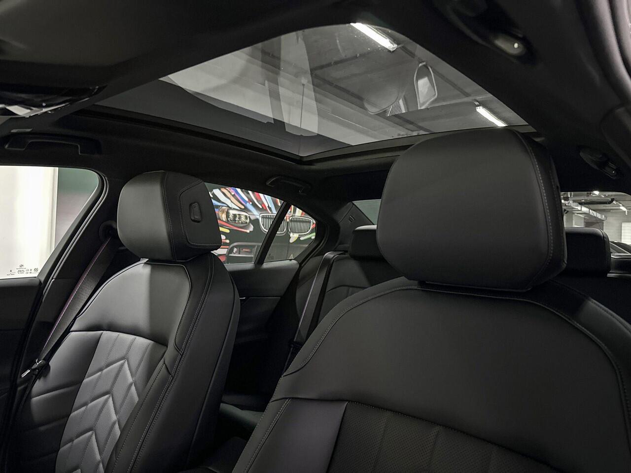 BMW 5-SERIE Sedan 550e xDrive | M-Sport Pro | Travel Pack | Innovation Pack | Comfort Pack | Driving Assistant Professional | Bowers&Wilkins | Panoramadak | Comfort Access | Trekhaak | Selections