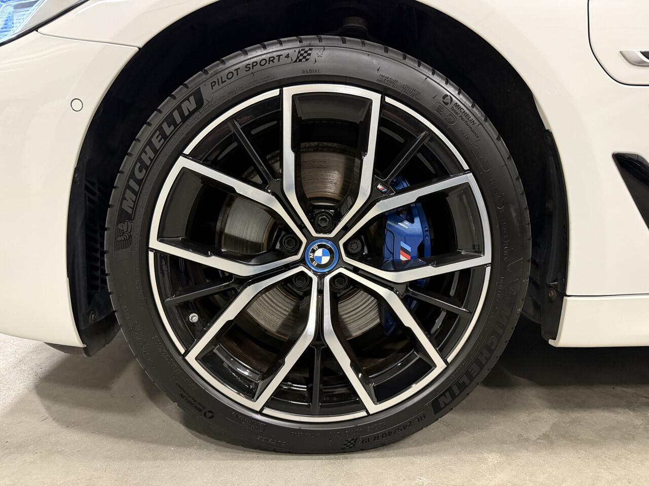 BMW 5-SERIE Touring 530e xDrive M-Sport PANO/LASER/TREKHAAK/HEAD-UP/VOL-LEER SPORT/KEYLESS/19"M-SPORT/CAMERA/SHADOW-LINE/DONKERE-HEMEL/VOLLEDIG BMW DEALER HISTORIE