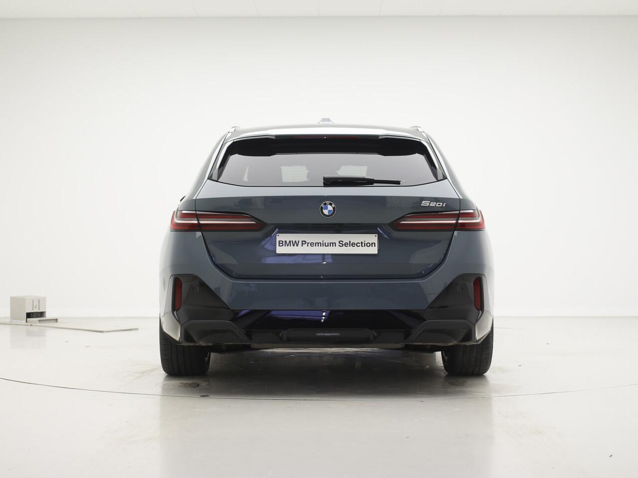 BMW 5-SERIE Touring 520i M-Sport | 19" | Panorama | Driving Assistant Plus | Harman Kardon | Trekhaak