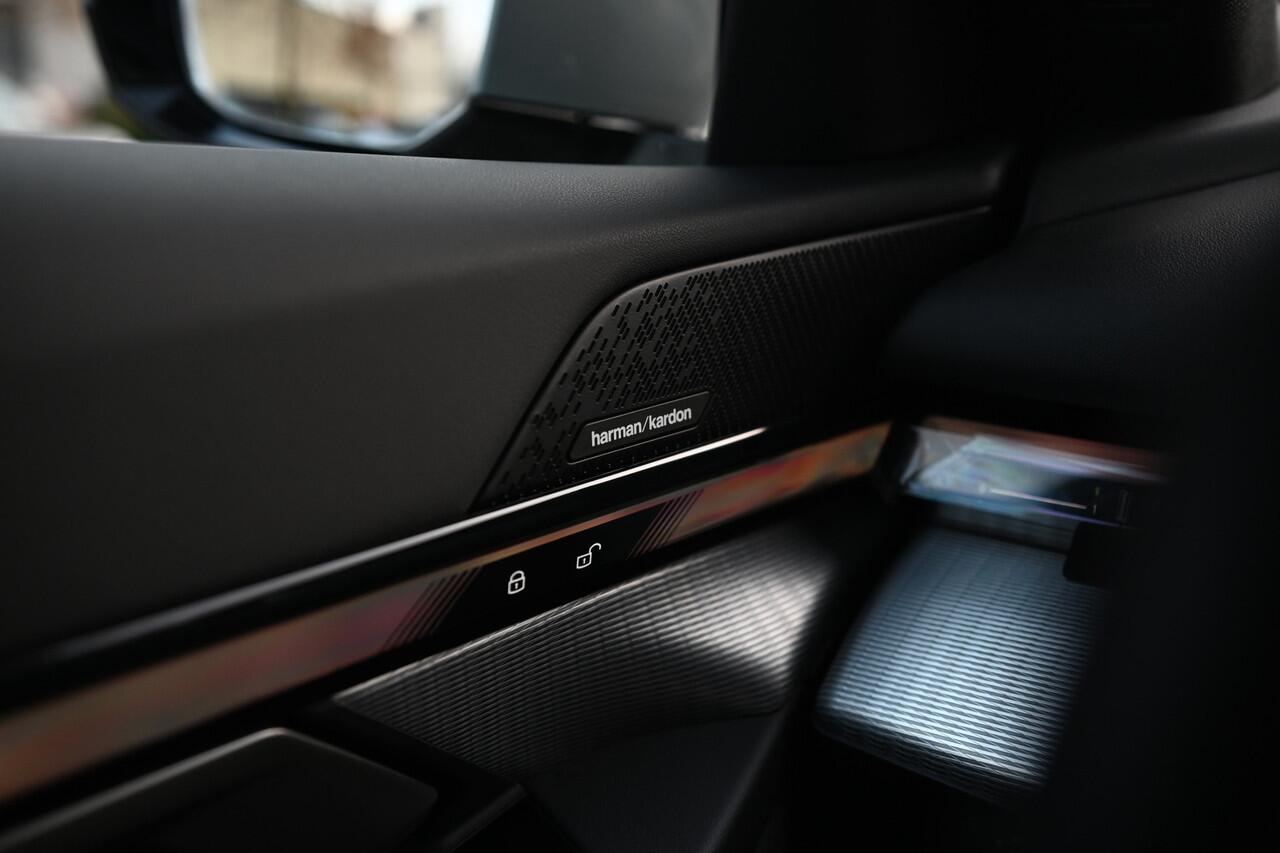 BMW 5-SERIE 550e xDrive High Executive M Sport Automaat / Panoramadak / Adaptief onderstel professional / Adaptieve LED / Parking Assistant Plus / Harman-Kardon / Stoelverwarming