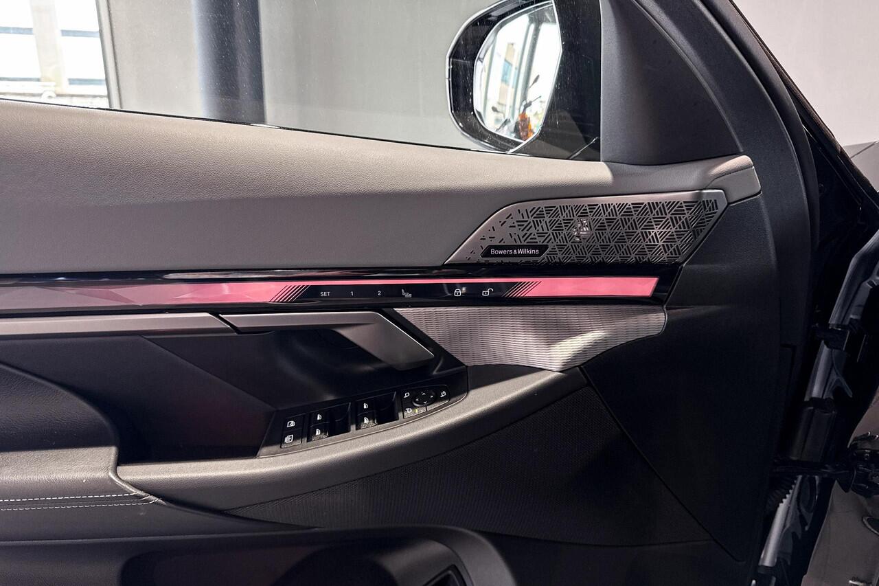 BMW 5-SERIE Sedan 550e xDrive | M Sport Pro | Bowers & Wilkins | Glazen Panoramadak | Head-up Display |